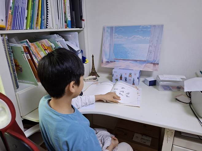 Park Min-woo (not his real name), 11, who lives in Seoul, attends five different private academies, yet still has more free time than many of his peers. He said his classmates often spend school breaks doing academy homework. His mother said when Min-woo wants to play with friends after school, they have to arrange playdates, which requires navigating around their packed hagwon schedules. (Shin Ji-hye / The Korea Herald)