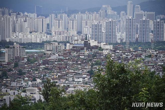 서울 송파구 롯데월드타워에서 바라본 송파구와 강남구 아파트 단지 모습. 곽경근 기자