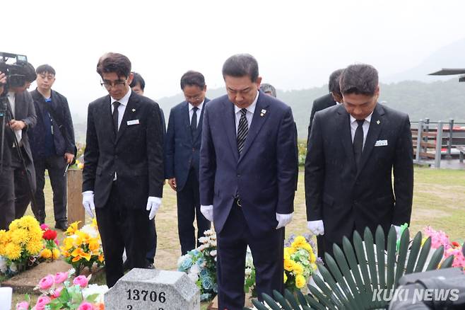 김병기 더불어민주당 당 대표 직무대행 겸 원내대표가 25일 국립대전현충원에 위치한 채수근 상병 묘역을 찾아 참배하고 있다. 양다경 기자