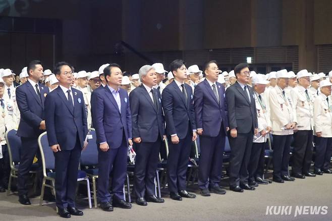(오른쪽부터) 우원식 국회의장, 김병기 더불어민주당 당 대표 직무대행 겸 원내대표, 김용태 국민의힘 비상대책위원장이 25일 오전 대전컨벤션센터에서 열린 6·25전쟁 75주년 행사에 참석했다. 양다경 기자