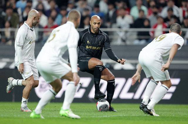 지난해 10월 서울월드컵경기장에서 열린 ‘아이콘매치’에서 티에리 앙리가 드리블하고 있다. 넥슨 제공