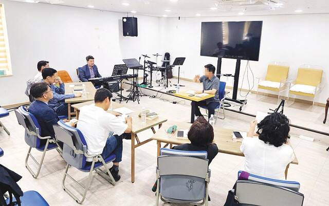 지난 4월 서울 강남비전교회에서 탈북민 목회자들이 한재욱(키보드 앞에 앉은 이) 목사의 지도로 인문학 강의에 참여하는 모습. 강남비전교회 제공