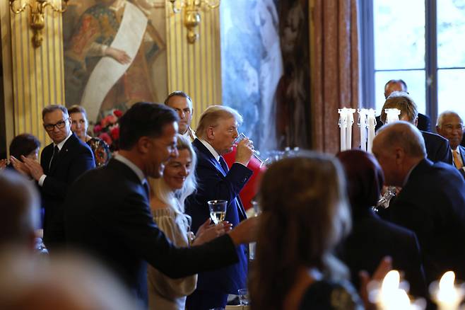 도널드 트럼프 미국 대통령이 이스라엘-이란 종전 도출 후 나토 정상회의 참석을 위해 24일(현지시간) 네덜란드에 도착한 뒤 각국 정상들과 만찬 자리에 참석하고 있다. <AP 연합>