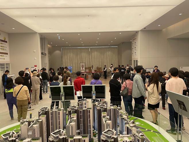 지난 5월 9일 열린 힐스테이트 메디알레 견본주택에 시민들이 방문해 둘러보고 있다. 현대건설