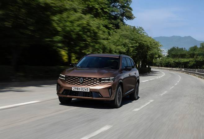 그랑 콜레오스가 운전하는 재미에 더해 풍부한 콘텐츠 경험까지 제공하며 만족감을 끌어올리고 있다. /사진=르노코리아