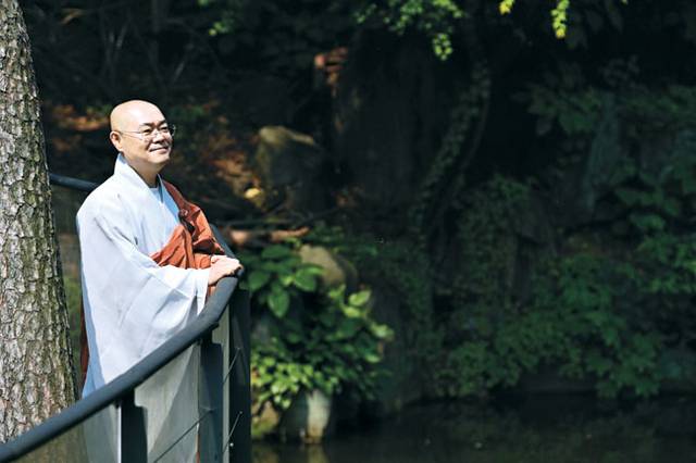 조계종사회복지재단 대표인 묘장 스님이 자신이 주지로 있는 서울 회기동 연화사 산책로에서 포즈를 취하고 있다. 스님은 사찰 소개팅 ‘나는 절로’를 기획해 큰 호응을 얻었다. 문호남 기자