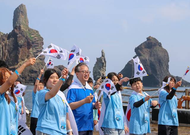 유성훈 (왼쪽 두번째) 서울 금천구청장이 지난 19일 ‘금천구 독도수호대’와 함께 독도를 방문해 태극기 퍼포먼스를 펼치고 있다. 금천구청 제공