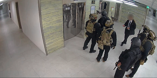 국회 본청 지하 1층에서 계엄군들이 국회 단전을 시도한 정황이 담긴 영상. 더불어민주당 한병도 의원이 기자회견을 통해 공개한 바 있다.