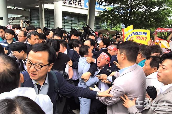 완주군의회 유의식 의장 등 반대단체 완주군민들이 김관영 전북도지사의 차량을 막고 있다. 송승민 기자