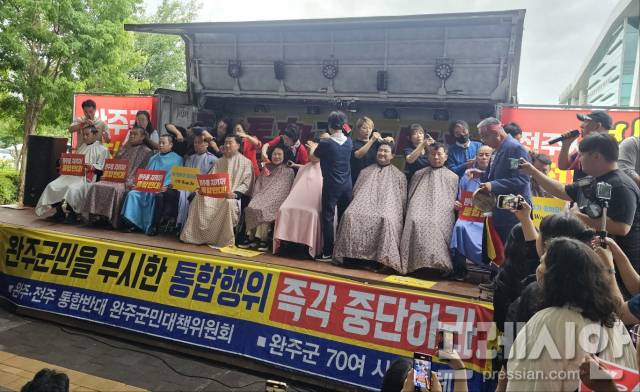 ▲ 25일 완주군청 앞에서 완주군의회 의원들이 완주-전주 행정통합에 반대하며 집단 삭발을 진행하고 있다. ⓒ프레시안(양승수)