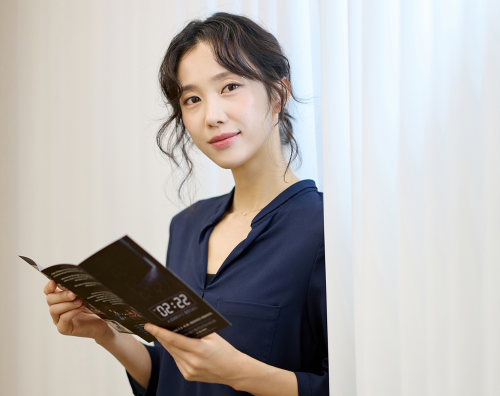 연극 ‘2시 22분’에서 제니 역할을 맡은 배우 박지연. 집에서 이상한 소리를 들은 제니는 남편 샘, 친구 커플 로렌과 벤에게 이를 확인해달라고 요구하면서 본격적으로 이야기가 시작된다. 신시컴퍼니 제공