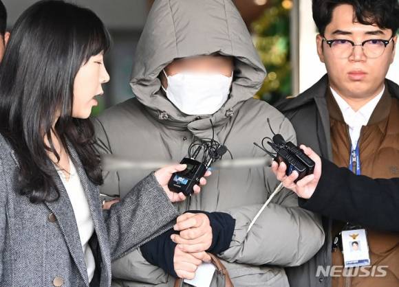 수원 전세사기 의혹 사건 피의자 정 모 씨가 지난 2023년 12월 경기도 수원남부경찰서에서 검찰로 송치되고 있다. 뉴시스