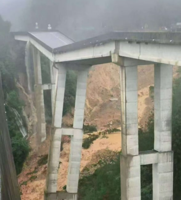 24일(현지시간) 오전 7시 40분쯤 중국 서남부 구이저우성(省)에 집중호우로 인한 산사태가 발생하면서 교량 일부가 붕괴한 모습.