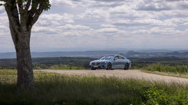 메르세데스-벤츠가 지난달 말 독일 임멘딩겐에서 개최한 '비하인드 더 휠 오브 에브리 S클래스(Behind the wheel of_every S-Class) 행사에서 7세대 S-클래스가 정차해있다. 사진제공=메르세데스-벤츠