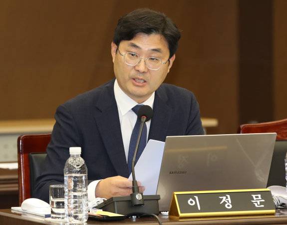 이정문 더불어민주당 의원이 2024년 10월 14일 부산국제금융센터(BIFC)에서 열린 국회 정무위원회의 예금보험공사, 한국자산관리공사, 한국주택금융공사, 신용보증기금에 대한 국정감사에서 질의하고 있다. 뉴스1