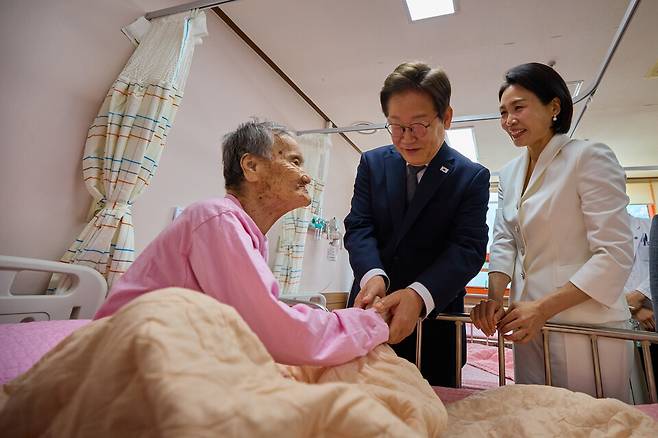 이재명 대통령과 김혜경 여사가 25일 전남 고흥군 국립소록도병원에서 한 환자를 위로하고 있다. ⓒ대통령실 제공