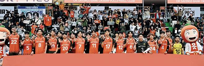 남자 배구 OK저축은행 선수들이 지난 3월15일 안산 상록수체육관에서 2024~2025 시즌 정규리그 홈 마지막 경기를 끝내고 팬들에게 인사하고 있다. KOVO 제공