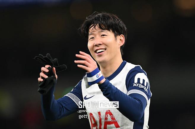 ▲ 영국 'BBC' 소속의 사미 목벨 기자는 17일 “손흥민을 향한 사우디아라비아의 관심이 높아진다. 자연스레 토트넘의 한국 투어는 손흥민의 미래에 영향을 끼칠 요소로 떠오른다”라고 전했다. 이어 “토트넘의 미래는 여전히 불투명하다. 손흥민의 계약 기간이 12개월밖에 남지 않은 상황에서 중동의 클럽들이 이를 기회로 삼으려 한다. 믿을 만한 소식통에 따르면 손흥민은 다음 시즌 전에 팀을 떠날 가능성이 있다. 떠나더라도 아시아 투어 이후에 팀을 떠날 가능성이 크다”라고 설명했다.