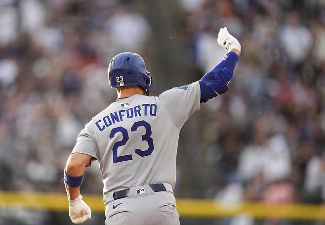 ▲ 25일(한국시간) 미국 콜로라도주 덴버 쿠어스필드에서 열리는 2025 메이저리그 콜로라도 로키스와 경기에서 역전 3점 홈런을 쏘아올린 마이클 콘포토. ⓒ연합뉴스/AP