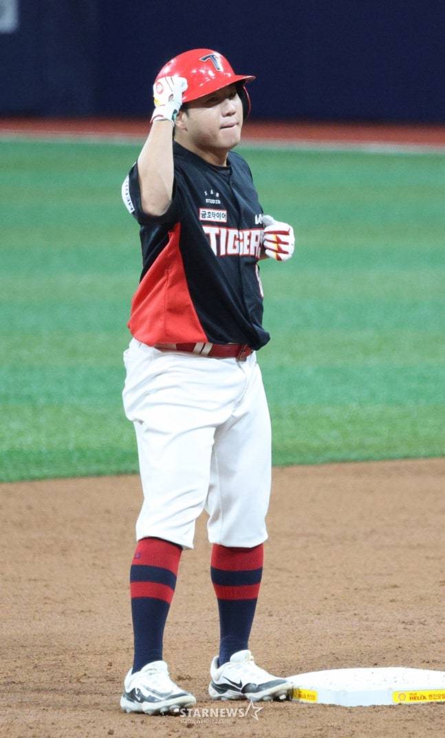 3회초 2루타로 선제 타점을 올린 뒤 어퍼컷 세리머니를 하는 이창진. /사진=김진경 대기자