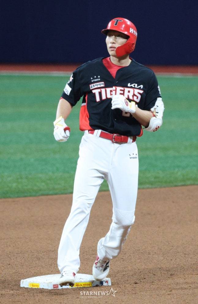 4회 2타점 2루타를 날리는 김호령. /사진=김진경 대기자