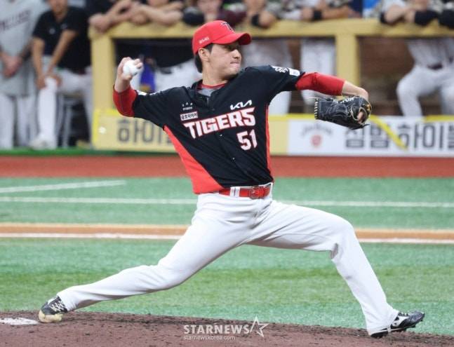 전상현이 7회 등판해 투구하고 있다. /사진=김진경 대기자