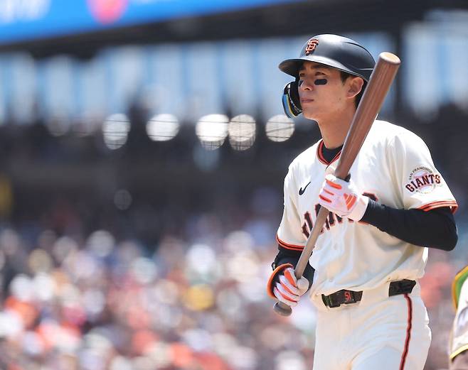 샌프란시스코 자이언츠 외야수 이정후가 25일 마이애미전에서 5번 타자 중견수로 선발 출전한다. 이정후는 6월 타율 1할대로 극심한 타격 부진에 빠지면서 올스타전 외야수 부문 팬 투표에서도 20위권 밖으로 밀려났다. 연합뉴스