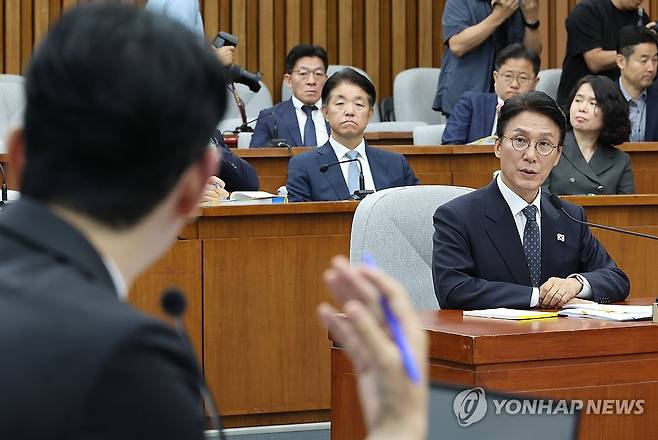 주진우 의원 질문에 답하는 김민석 국무총리 후보자 (서울=연합뉴스) 박동주 기자 = 김민석 국무총리 후보자가 24일 서울 여의도 국회에서 열린 인사청문회에서 국민의힘 주진우 의원의 질문에 답하고 있다. 2025.6.24 pdj6635@yna.co.kr