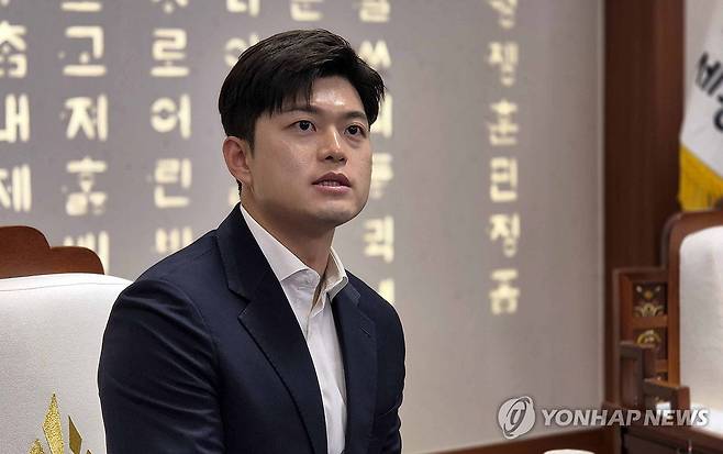 발언하는 김용태 비대위원장 (세종=연합뉴스) 양영석 기자 = 김용태 국민의힘 비상대책위원장이 25일 세종시청을 방문해 현재 추진되는 해양수산부 부산 이전이 졸속으로 추진되고 있다는 입장을 밝히고 있다. 2025.6.25 youngs@yna.co.kr