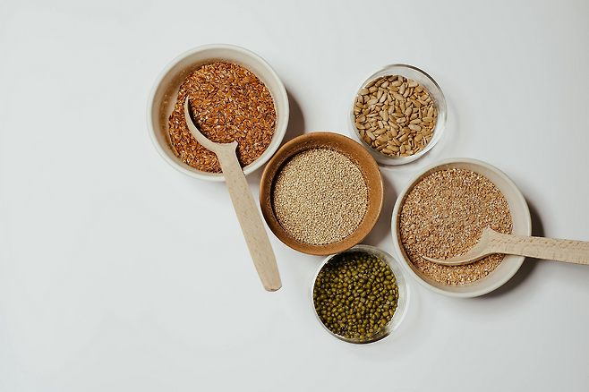 여러 견과류가 들어있는 그릇들