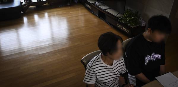 교제하던 남성으로부터 폭행과 협박 등에 시달리다 경찰에 지속적인 보호조치를 요청한 김은진씨는 결국 어떠한 도움도 받지 못한 채 지난 5월 12일 살해됐다. 김씨의 어머니는 인터뷰 도중 “지켜주지 못해서 미안하다”며 눈물을 흘렸다. 2025.5.30 /이지훈기자 jhlee@kyeongin.com