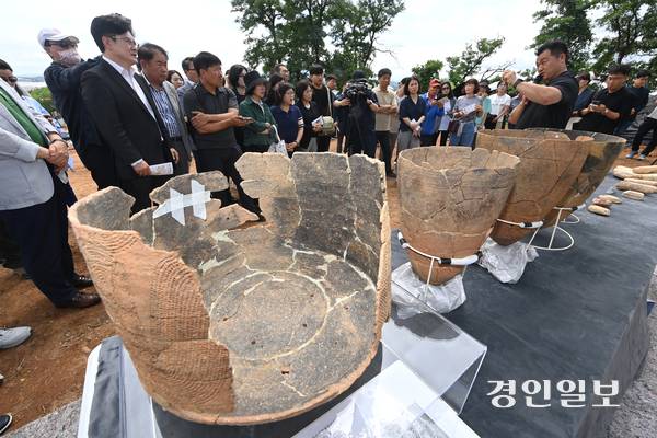 26일 김포시 대곶면 신안리에서 신석기 시대 주거 유적지 발굴조사 현장 설명회가 진행되고 있다. 2025.6.26 /최은성기자 ces7198@kyeongin.com