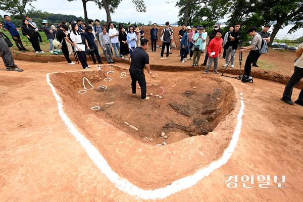 26일 김포시 대곶면 신안리에서 신석기 시대 주거 유적지 발굴조사 현장 설명회가 진행되고 있다. 2025.6.26 /최은성기자 ces7198@kyeongin.com