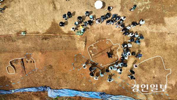 26일 김포시 대곶면 신안리에서 신석기 시대 주거 유적지 발굴조사 현장 설명회가 진행되고 있다. 2025.6.26 /최은성기자 ces7198@kyeongin.com