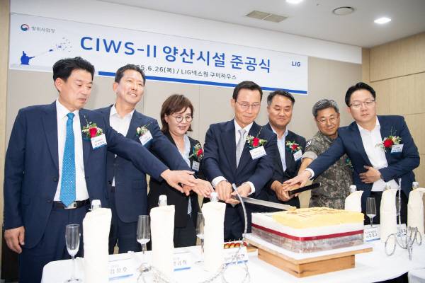 (왼쪽부터)윤재호 구미상의회장, 김장호 구미시장, 양금희 경북 경제부지사, 신익현 LIG넥스원 대표가 준공식에서 케이크를 자르고 있다.