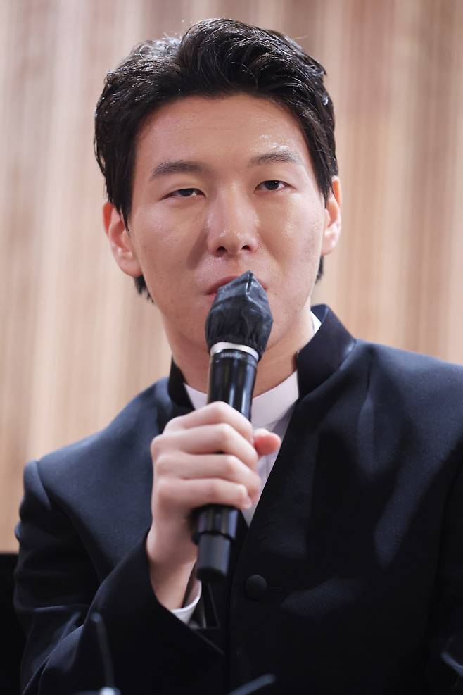 피아니스트 김세현이 26일 서울 종로구 세종문화회관 서클홀에서 열린 기자간담회에서 인사말을 하고 있다. (사진=연합뉴스)