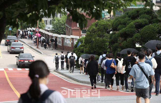 2023학년도 법학적성시험(LEET)일인 2022년 7월 24일 서울 종로구 성균관대에서 응시자들이 시험을 마친 뒤 고사장을 나서고 있다.(사진=뉴시스)