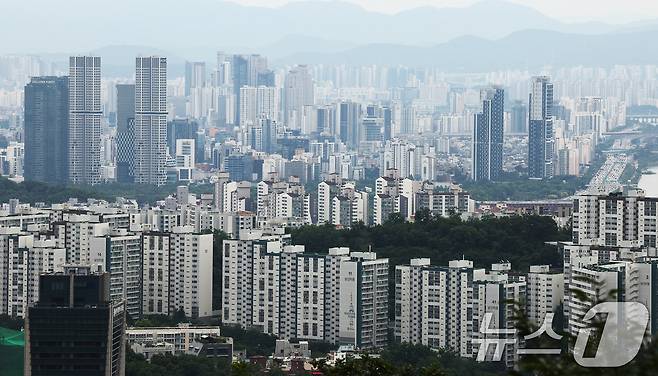 서울 중구 남산에서 시내 아파트가 보이고 있다. 2025.6.24/뉴스1 ⓒ News1 장수영 기자
