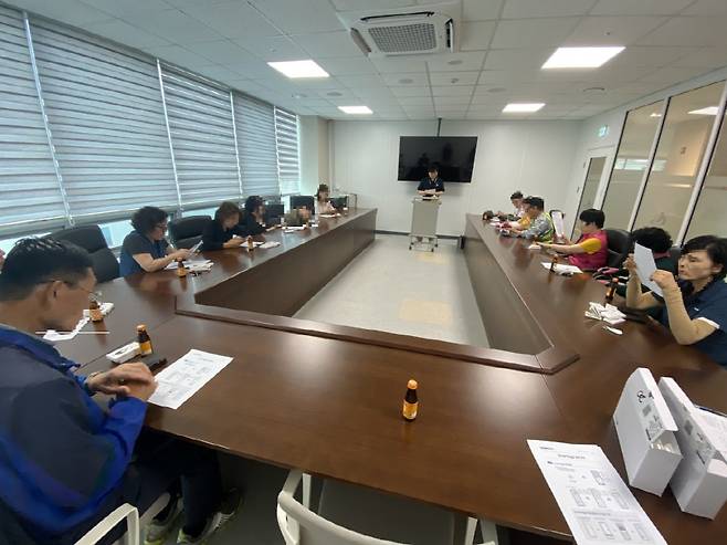 서천군이 관내 발달장애인 보호자를 대상으로 스마트 태그 사용 교육을 진행하고 있다.(서천군 제공. 재판매 및 DB 금지)/뉴스1