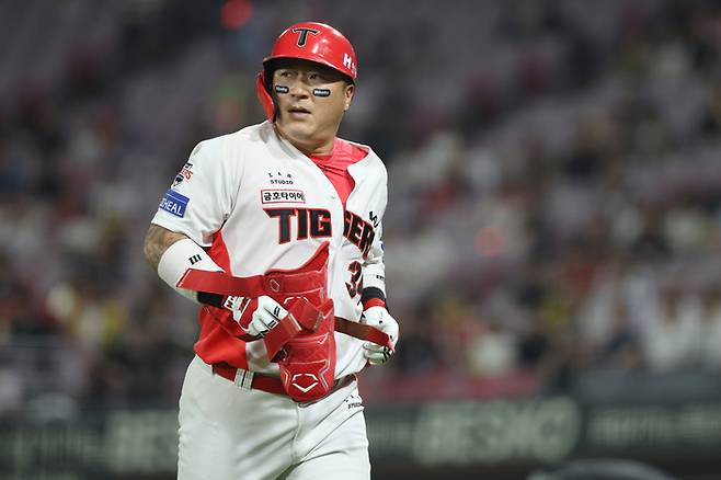 KIA 최형우가 17일 광주-기아 챔피언스 필드에서 열린 2025 KBO리그 KT전에서 8회 적시타를 때린 후 대주자와 교체되고 있다. 사진 | KIA 타이거즈