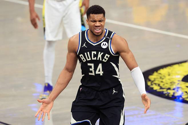 INDIANAPOLIS, INDIANA - APRIL 29: Giannis Antetokounmpo #34 of the Milwaukee Bucks reacts in the first quarter against the Indiana Pacers of Game 5 of the 2025 NBA Playoffs at Gainbridge Fieldhouse on April 29, 2025 in Indianapolis, Indiana. NOTE TO USER: User expressly acknowledges and agrees that, by downloading and or using this photograph, User is consenting to the terms and conditions of the Getty Images License Agreement. Justin Casterline/Getty Images/AFP (Photo by Justin Casterline / GETTY IMAGES NORTH AMERICA / Getty Images via AFP)
<저작권자(c) 연합뉴스, 무단 전재-재배포, AI 학습 및 활용 금지>