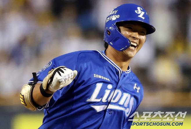 삼성 라이온즈 김태훈이 1일 LG 트윈스전서 8회초 대타로 나와 역전 투런포를 친 뒤 밝은 표정으로 그라운드를 돌고 있다. 사진제공=삼성 라이온즈