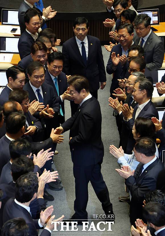 대통령 신분으로 처음 입장하는 본회의장.