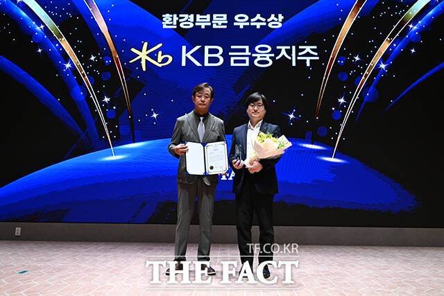 '2025 ESG 경영대상' 시상식이 26일 오후 서울 영등포구 여의도 한국거래소(KRX) 컨퍼런스홀에서 열린 가운데, KB 금융지주가 환경부문 우수상을 수상했다. 정재웅 더팩트 편집국장(왼쪽)이 김재규 팀장에게 상패를 수여한 뒤 기념 촬영을 하고 있다. /장윤석 기자