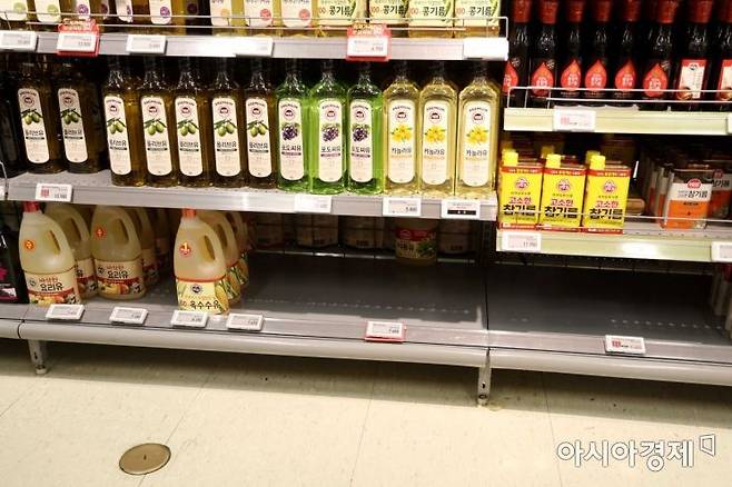대형마트의 식용유 판매대. 아시아경제DB