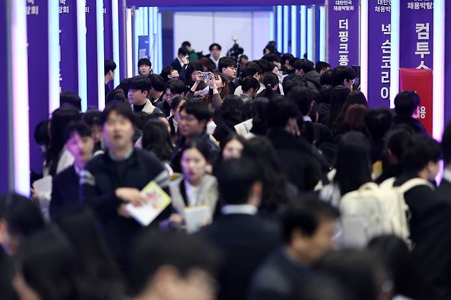 서울에서 일하고 싶어요 - 25일 서울시가 발표한 ‘서울시 청년 통계’에 따르면, 청년 인구는 2016년 318만명에서 2023년 287만명으로 31만명 감소했다. 저출생, 고령화에 극심한 취업난, 높은 생활비 등이 겹치며 감소세가 빨라질 것이라는 분석이 나온다. 지난 3월 서울 서초구 aT센터에서 열린 ‘2025 대한민국 채용 박람회’ 행사장이 청년들로 북적이고 있다. /연합뉴스