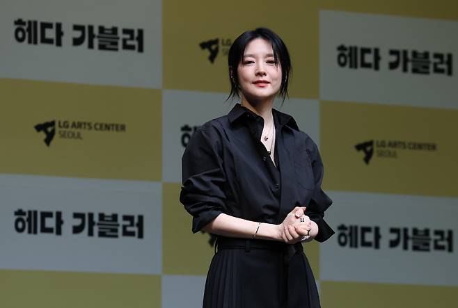 배우 이영애가 지난 4월 8일 오후 서울 강서구 LG아트센터에서 열린 연극 ‘헤다 가블러’ 제작발표회에서 포즈를 취하고 있다. /뉴스1