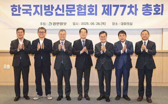 왼쪽부터 대전일보 김재철 사장, 매일신문사 이동관 사장, 경인일보 홍정표 대표이사 사장, 강원일보 박진오 사장 겸 한국지방신문협회장, 김동연 경기도지사, 부산일보 손영신 대표이사 사장, 전북일보 서창훈 대표이사 회장. 한신협 공동취재단 제공