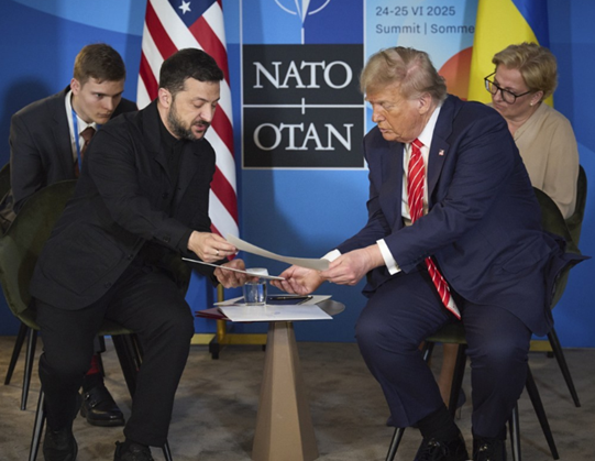 도널드 트럼프(오른쪽) 미국 대통령과 볼로디미르 젤렌스키 우크라이나 대통령이 25일(현지시간) 네덜란드 헤이그에서 합의문을 교환하고 있다. ⓒEPA/연합뉴스