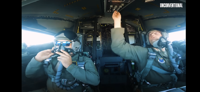 군사전문채널 뉴스위크 언컨벤셔널이 촬영한 영상 속 B-2 스텔스 폭격기 조종석. 조종사들 뒤로 간이침대, 화장실 등이 설치돼 있다. 유튜브 영상 캡처